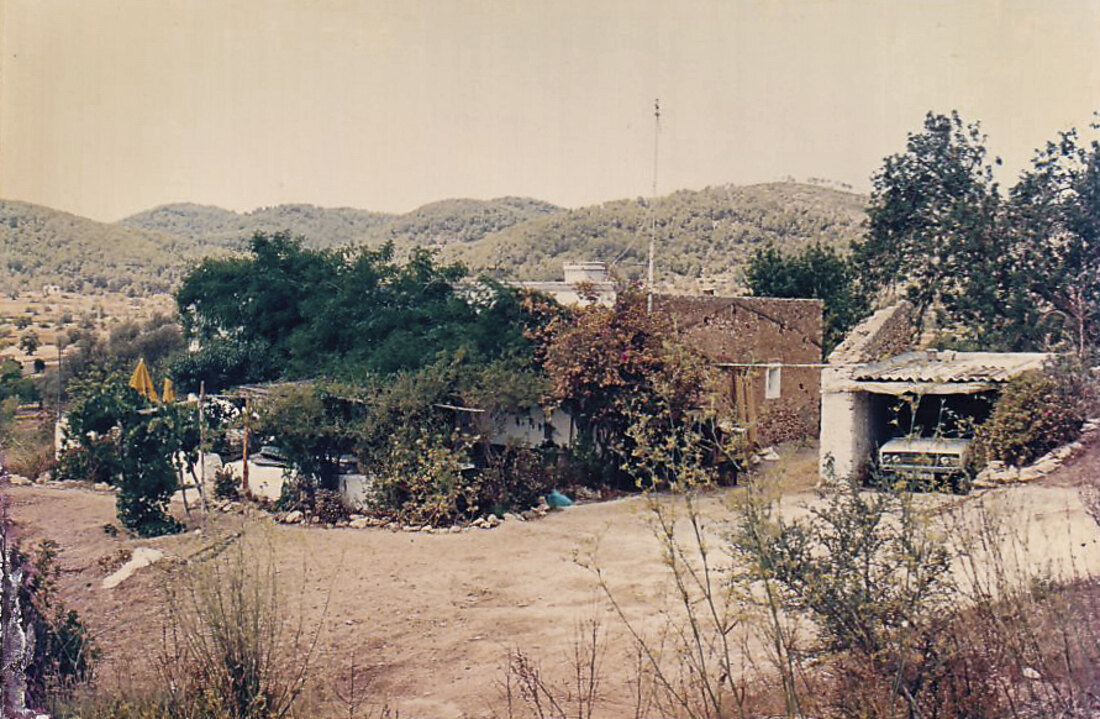 Photographie de famille scannée, extérieur de la maison.