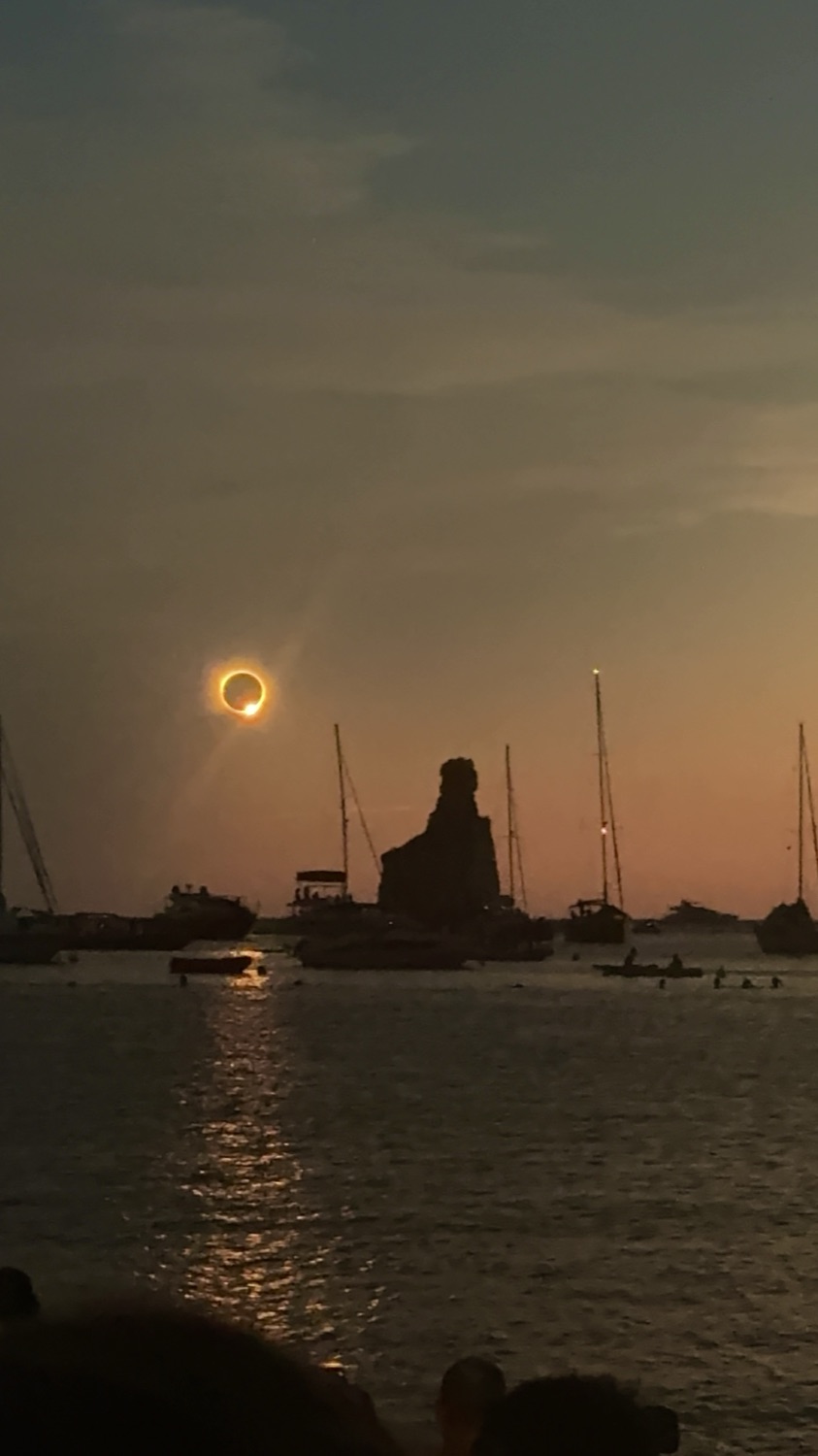 Le ciel au moment de la totalité, vu depuis la plage.
