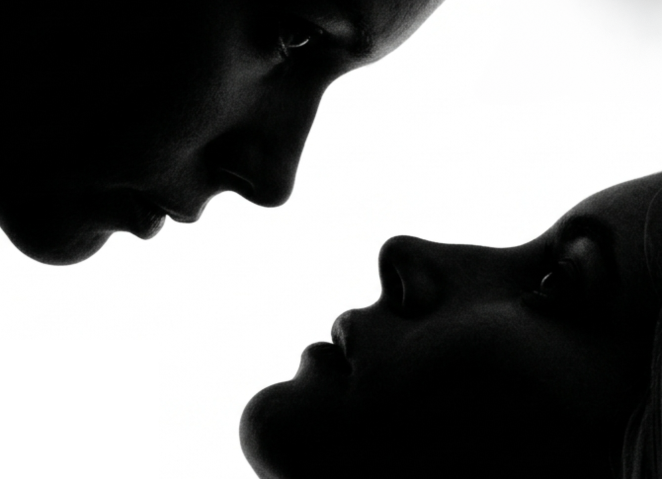 Deux visages en silhouette noire sur fond blanc, face à face.